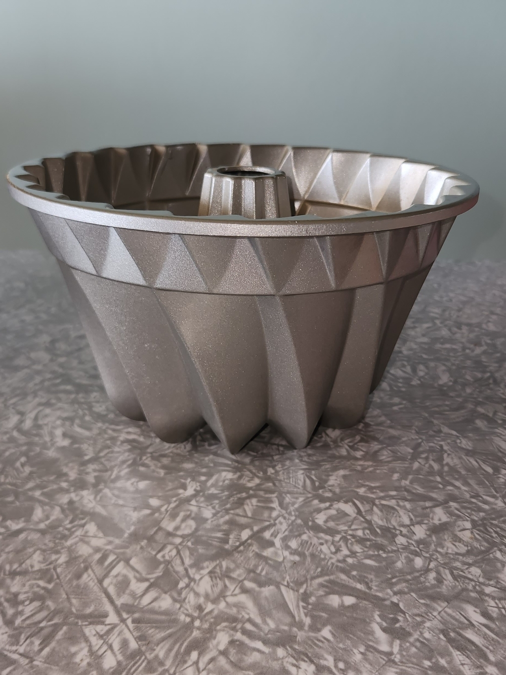 Non-Branded Metallic Gray Bundt Pan - Decorative Fluted Bakeware